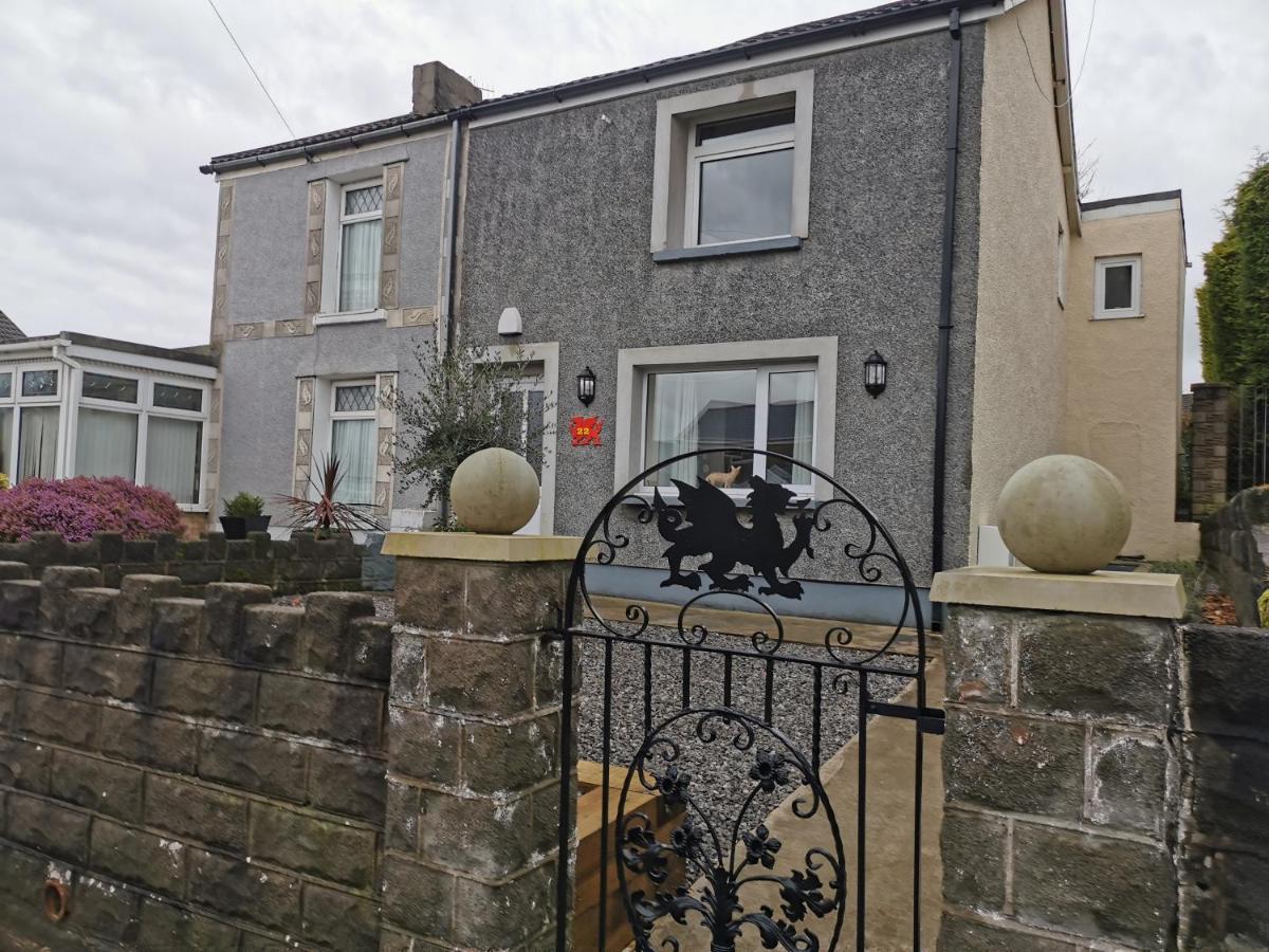 Immaculate 3 bedroom home with SuperFast WiFi, Dragon Cottage, Llansamlet, Swansea - Housity