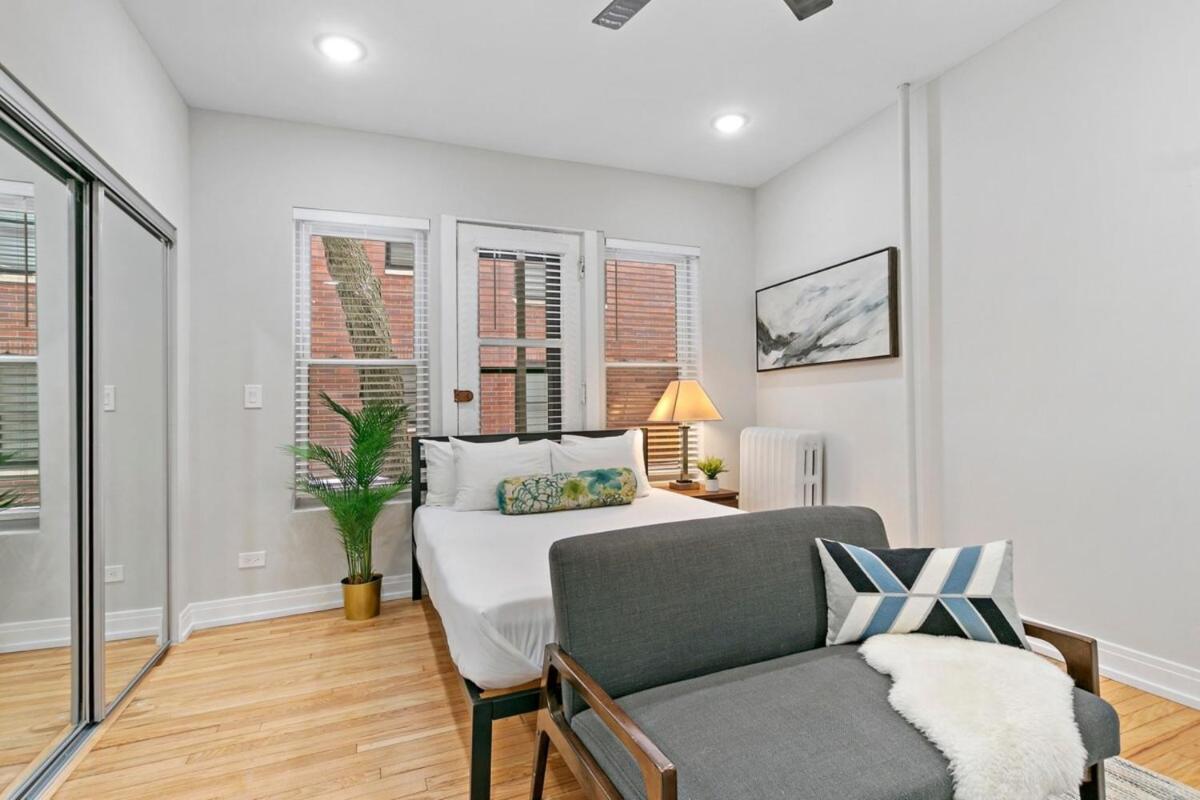 Chic & Updated Studio Apt in East Lakeview - Barry S1 - Housity