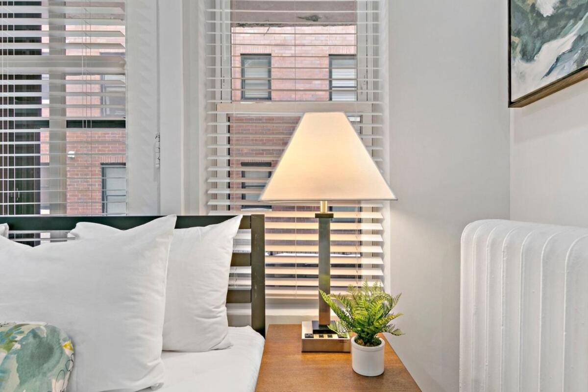 Chic & Updated Studio Apt in East Lakeview - Barry S1 - Housity