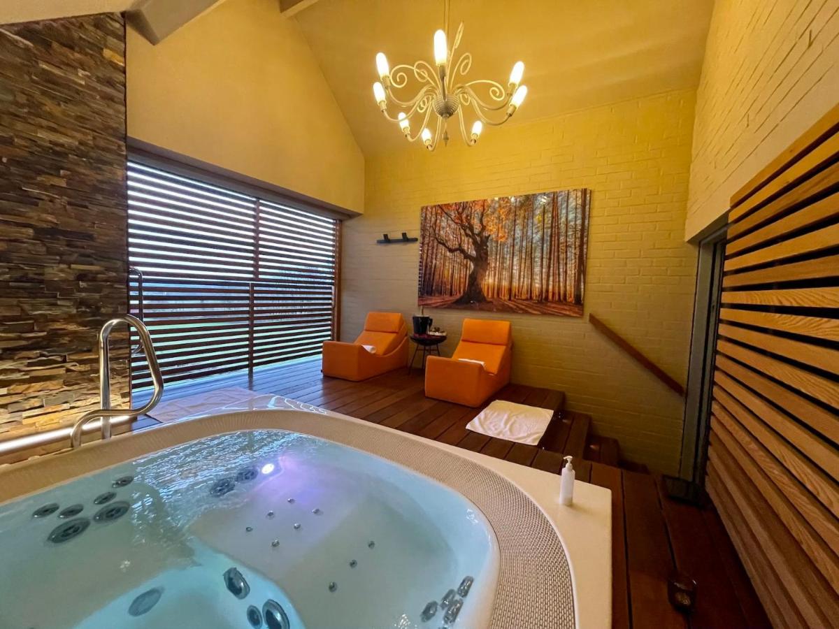 Octavie - Suite de luxe à Tournai avec piscine privée, jacuzzi, sauna et hammam - Housity