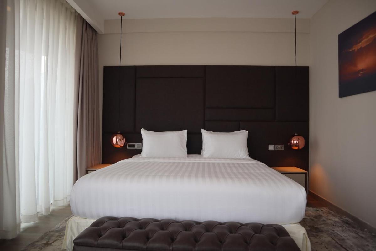 The Curve by the Park Apartments - Housity