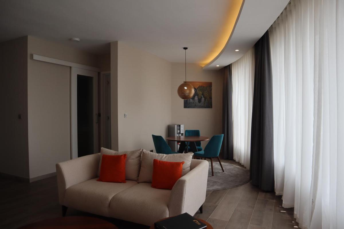 The Curve by the Park Apartments - Housity