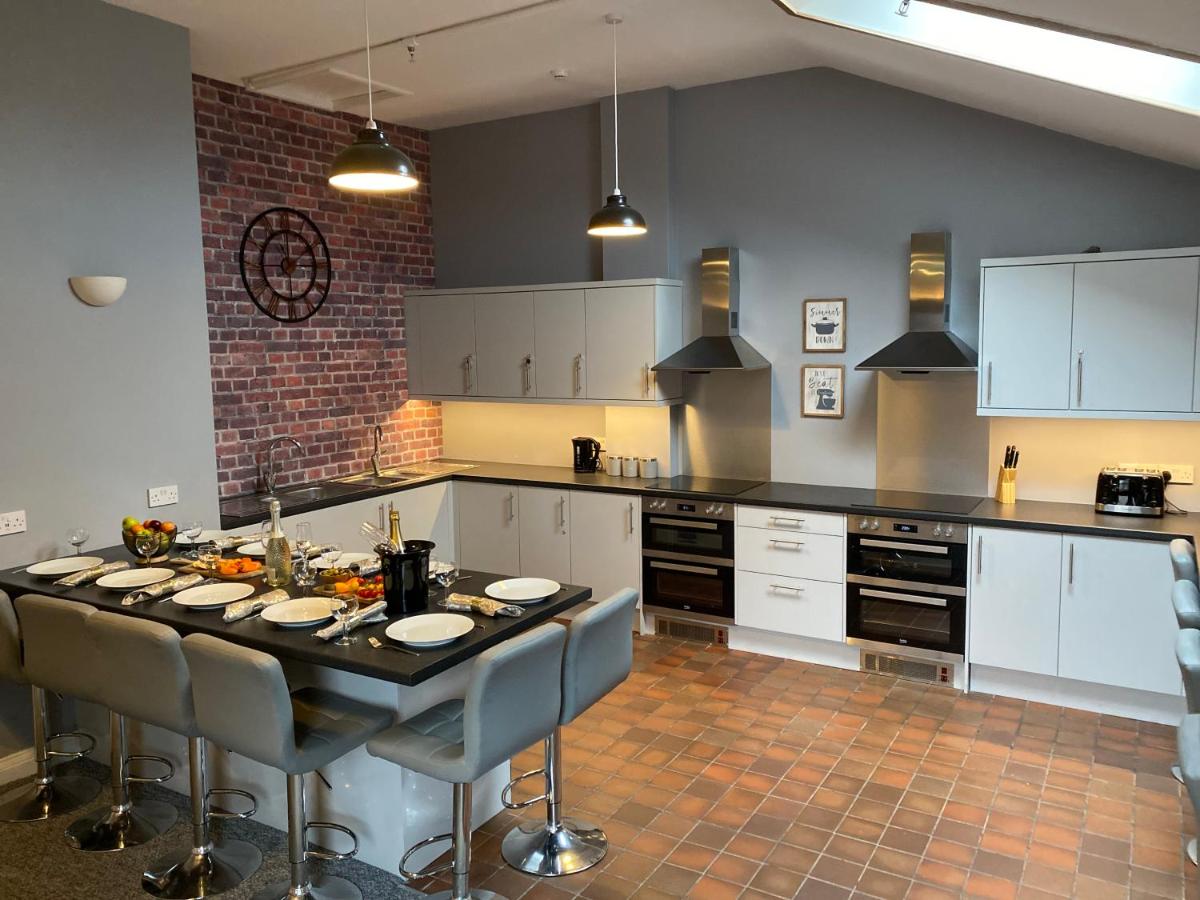 Suitetrails - The North West Contractors Base - 9 Bedroom - EV Charging