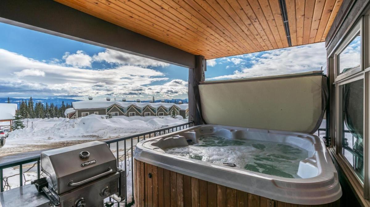 Suitetrails - Raven's Nest - Luxury Pet Friendly Condo with Private Hot Tub & Mountain Views