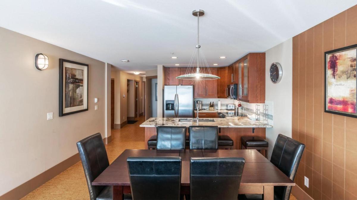 Suitetrails - Raven's Nest - Luxury Pet Friendly Condo with Private Hot Tub & Mountain Views