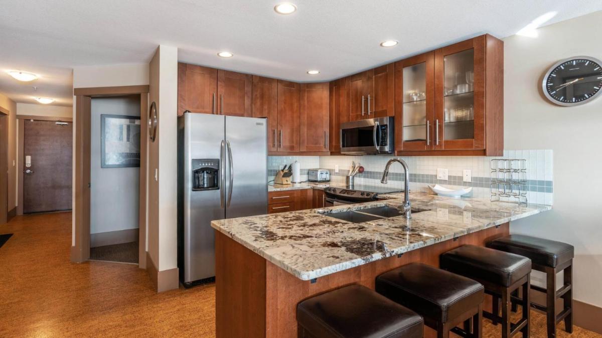 Suitetrails - Raven's Nest - Luxury Pet Friendly Condo with Private Hot Tub & Mountain Views