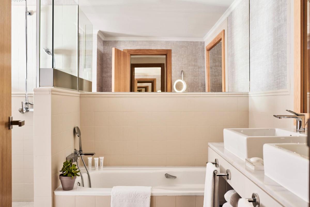 Un baño de Puente Romano Marbella