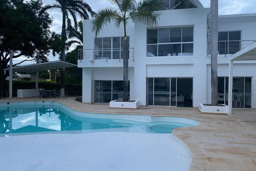 Espectacular Casa Condominio Lagos del Peñón Girardot-Colombia - Housity