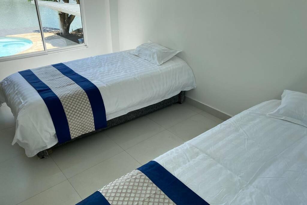 Espectacular Casa Condominio Lagos del Peñón Girardot-Colombia - Housity