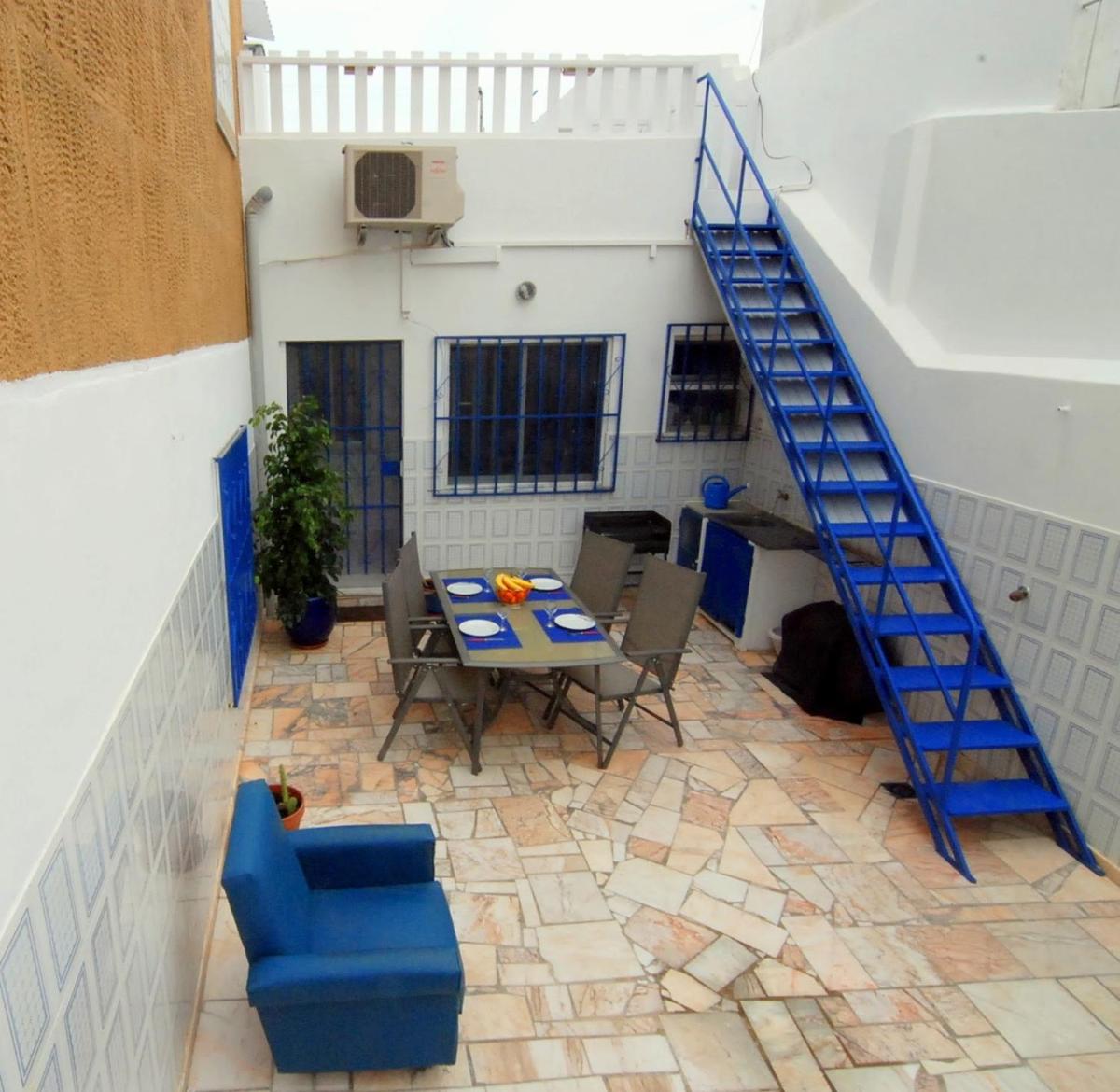 Ground Floor House with a Terrasse - Housity