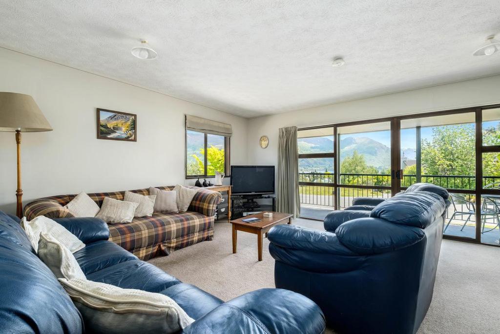 Lake and Mountain Views - Wanaka Holiday Home - Hizvo