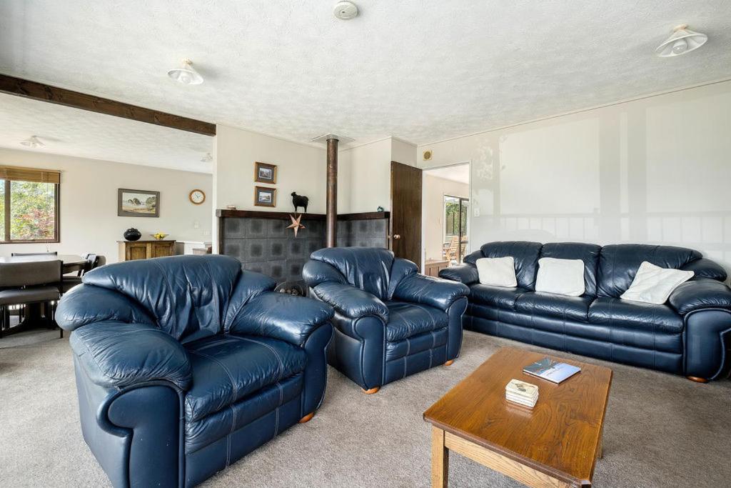 Lake and Mountain Views - Wanaka Holiday Home - Housity