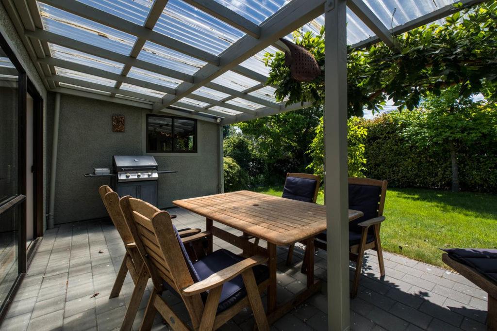 Lake and Mountain Views - Wanaka Holiday Home - Hizvo