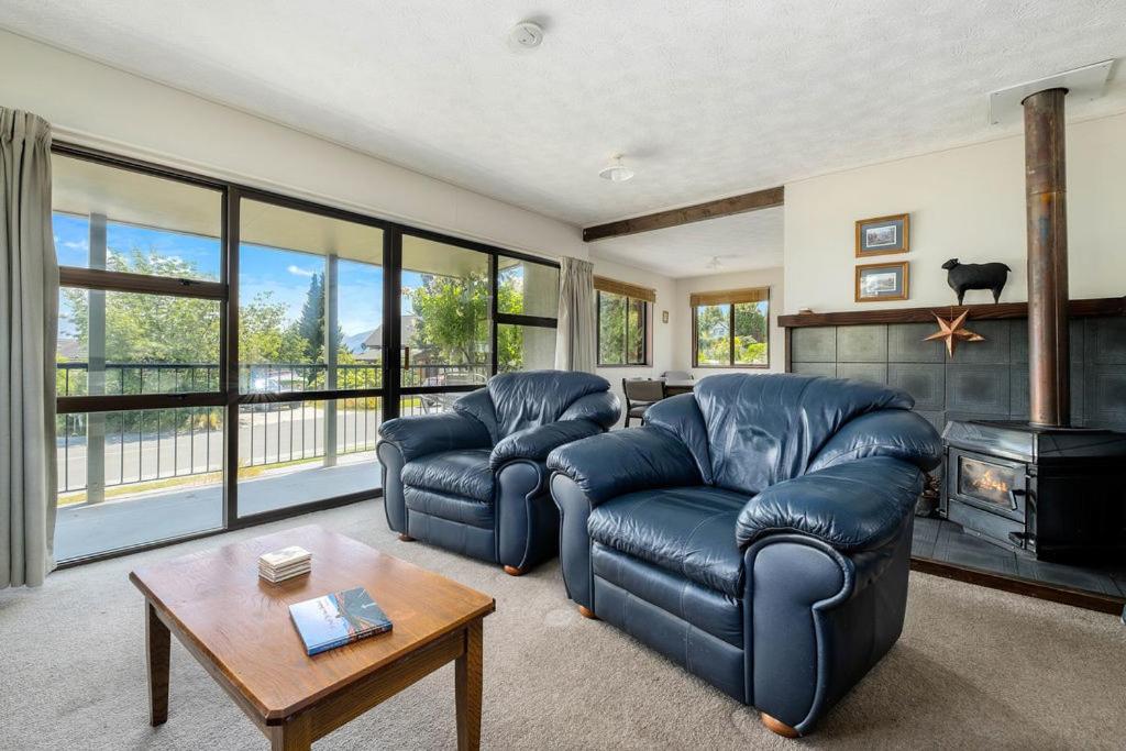 Lake and Mountain Views - Wanaka Holiday Home - Hizvo