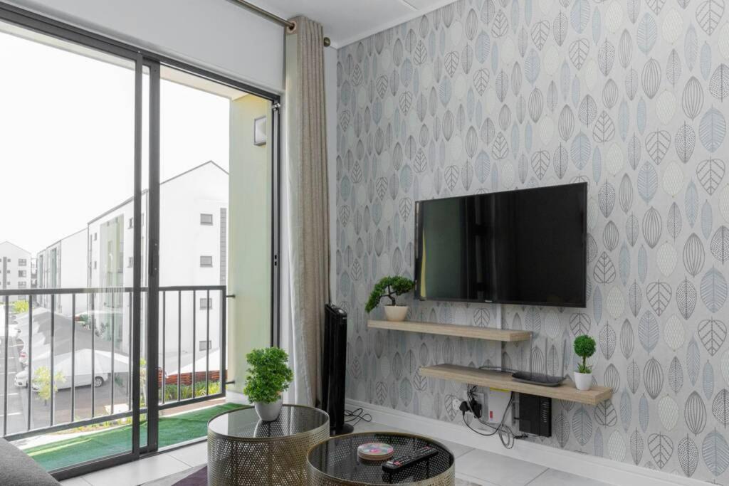 Alimama Spaces: The Robert's Greenlee Apartment - Housity