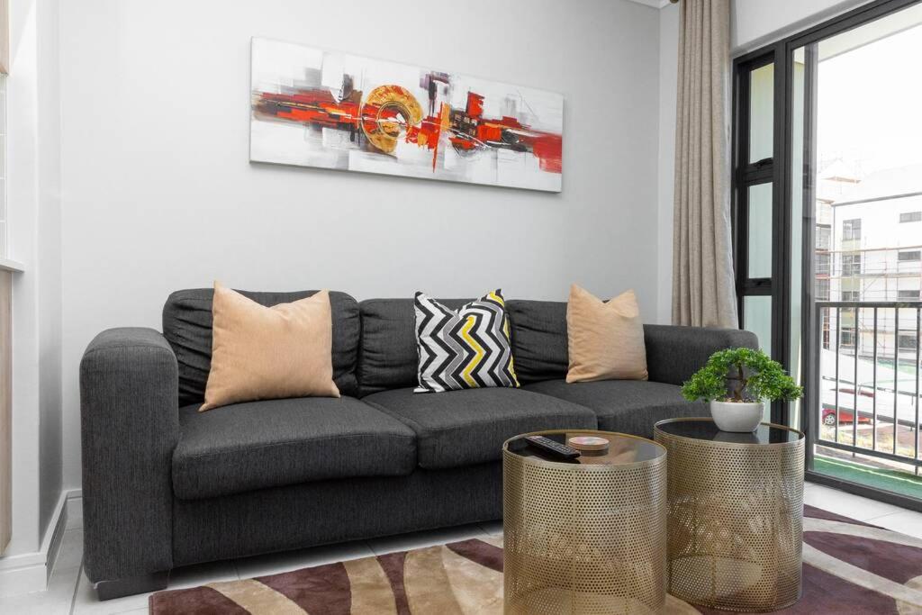 Alimama Spaces: The Robert's Greenlee Apartment - Housity