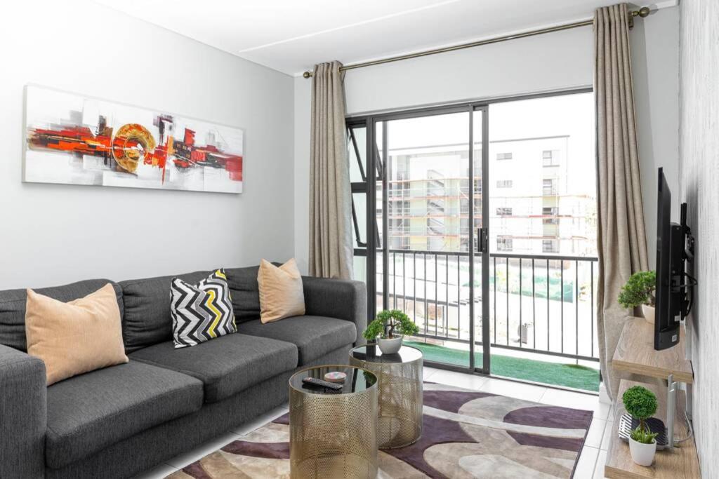 Alimama Spaces: The Robert's Greenlee Apartment - Housity