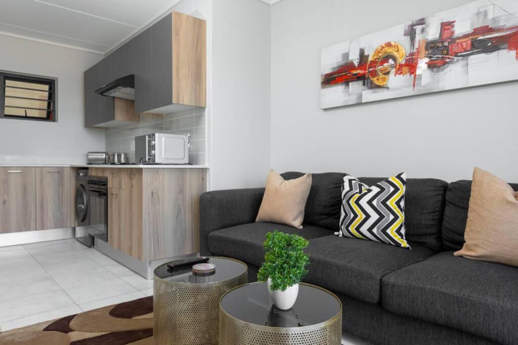 Alimama Spaces: The Robert's Greenlee Apartment - Housity