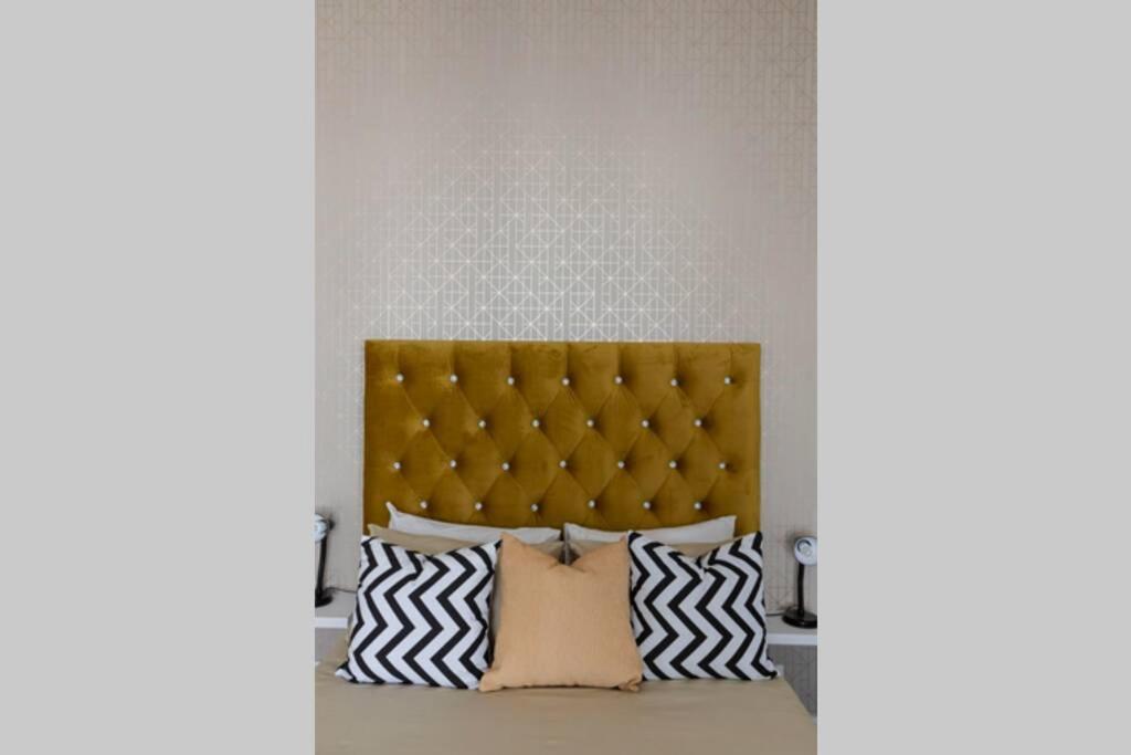 Alimama Spaces: The Chelsea's Greenlee Studio - Housity
