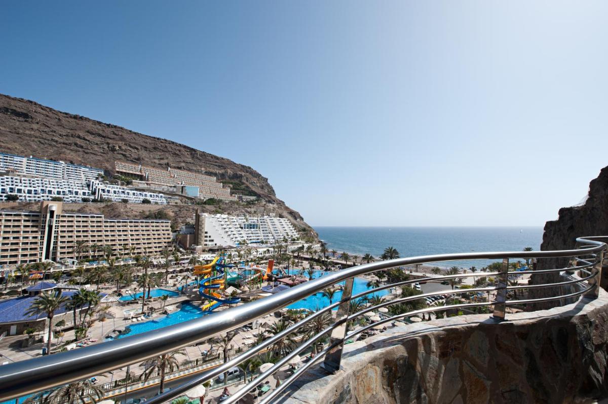 una vista de una playa y el océano en Hotel LIVVO Valle Taurito & Aquapark, en Taurito