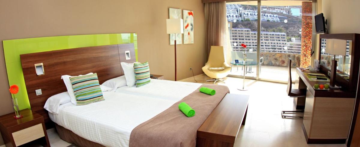 Cama o camas de una habitación en Hotel LIVVO Valle Taurito & Aquapark