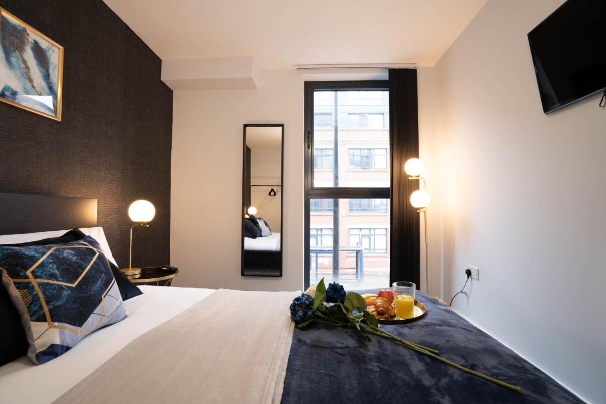 Deluxe Stay - Skyline Vistas & Top Amenities - Housity
