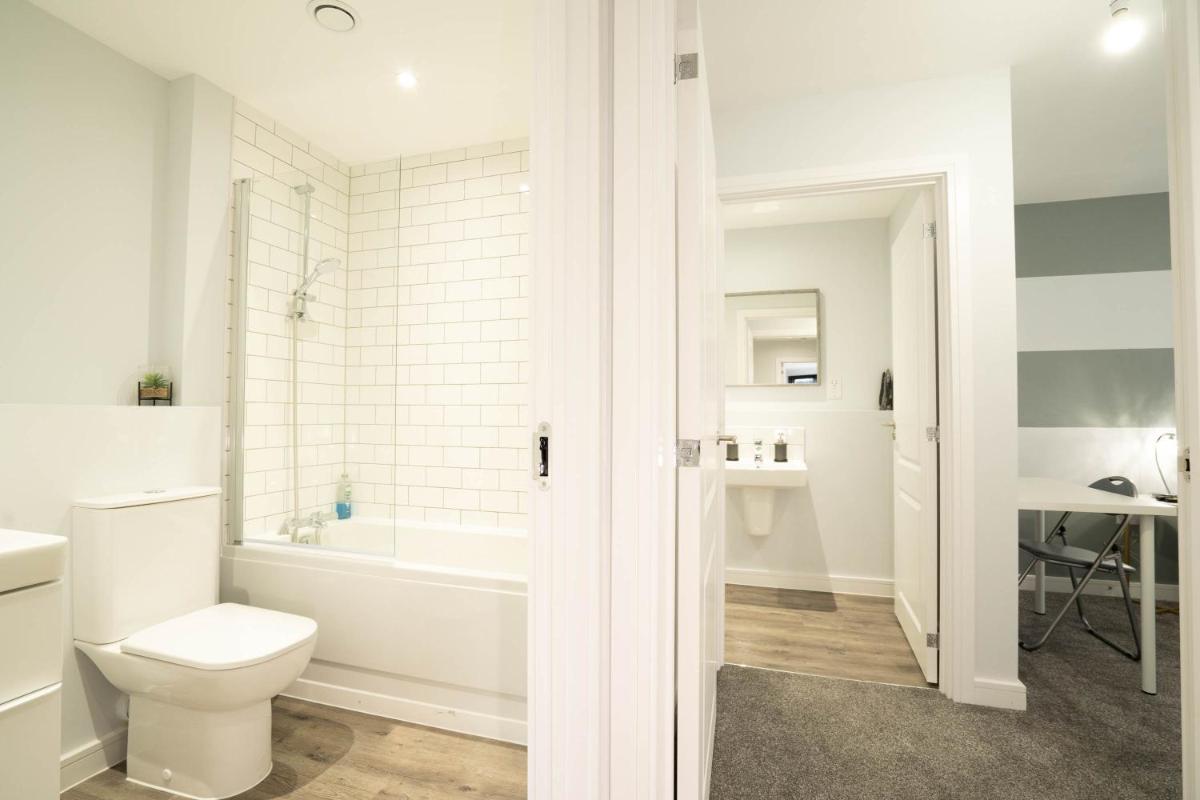 Deluxe Stay - Skyline Vistas & Top Amenities - Housity