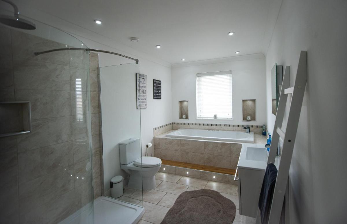 Langley Cottage Retreat Sleeps 2 Long Stay 20-min to Banniskirk Hub - Housity