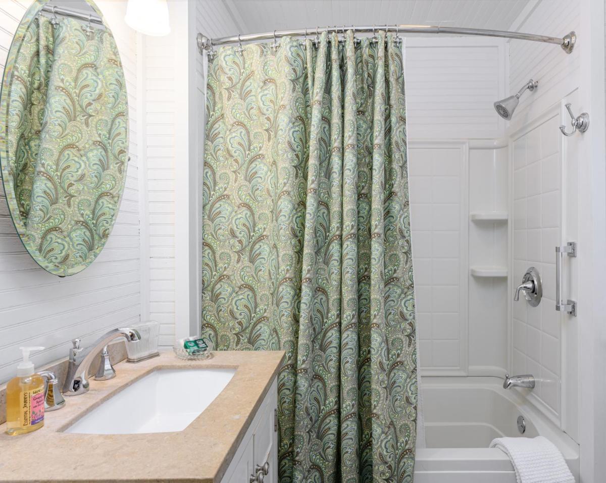 Oakland Cottage Bed and Breakfast - Housity