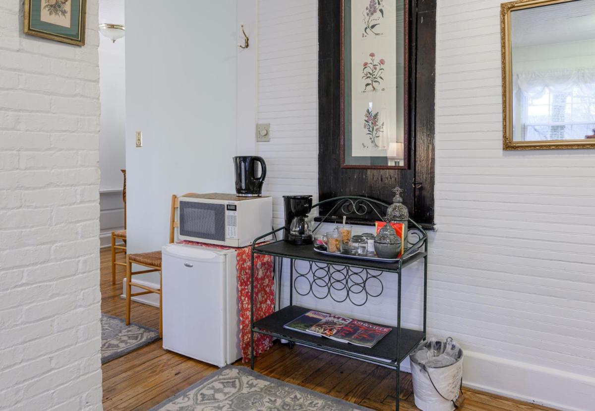 Oakland Cottage Bed and Breakfast - Housity