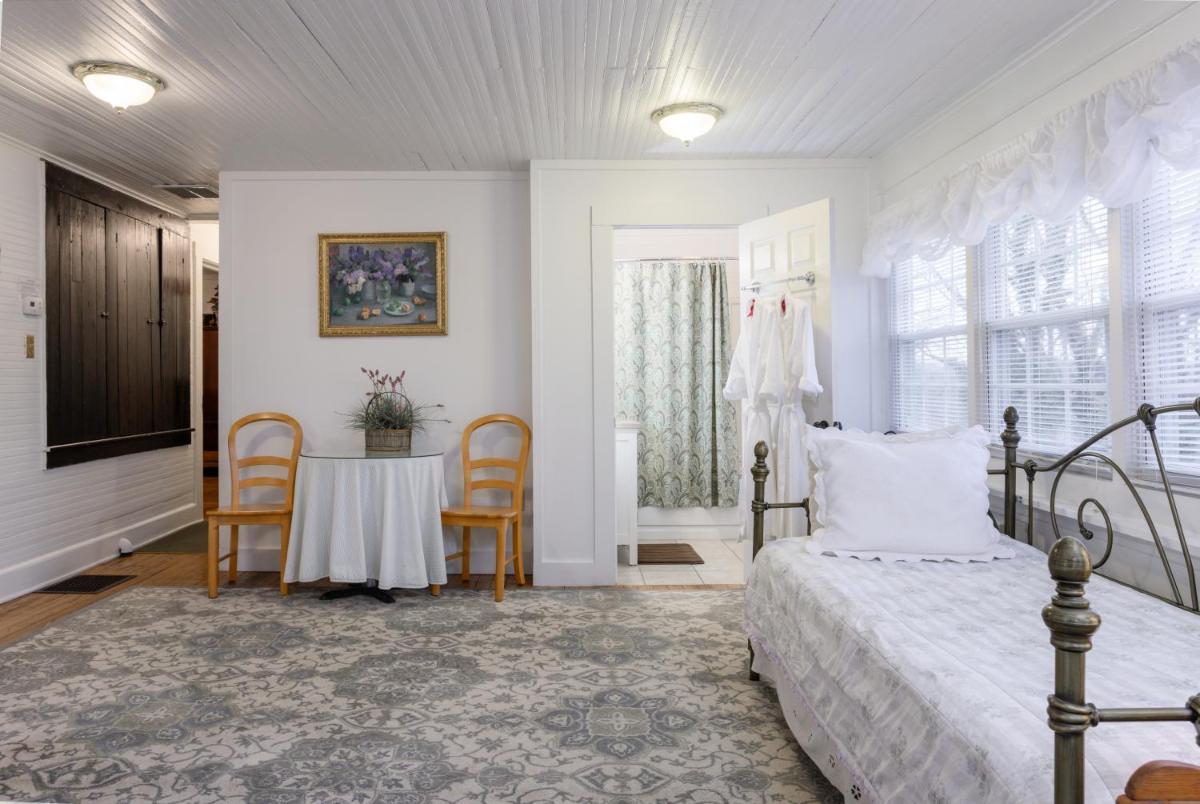 Oakland Cottage Bed and Breakfast - Housity
