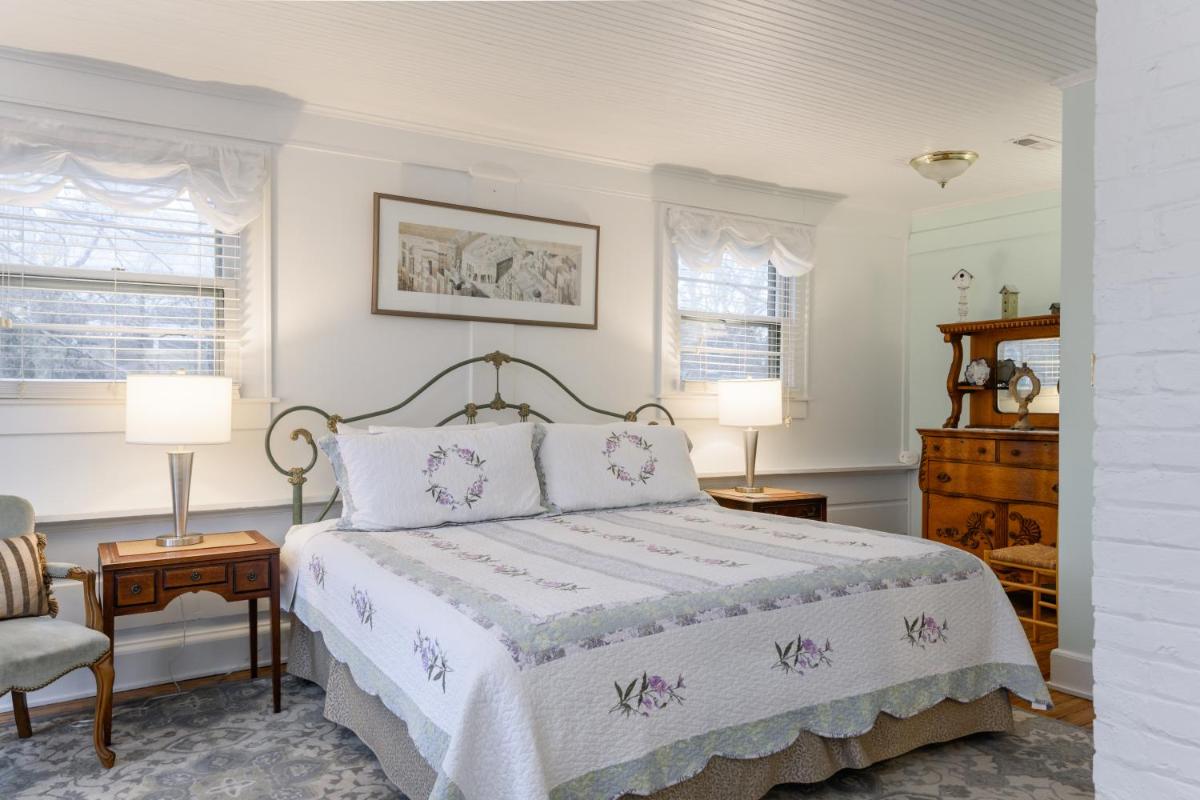 Oakland Cottage Bed and Breakfast - Housity