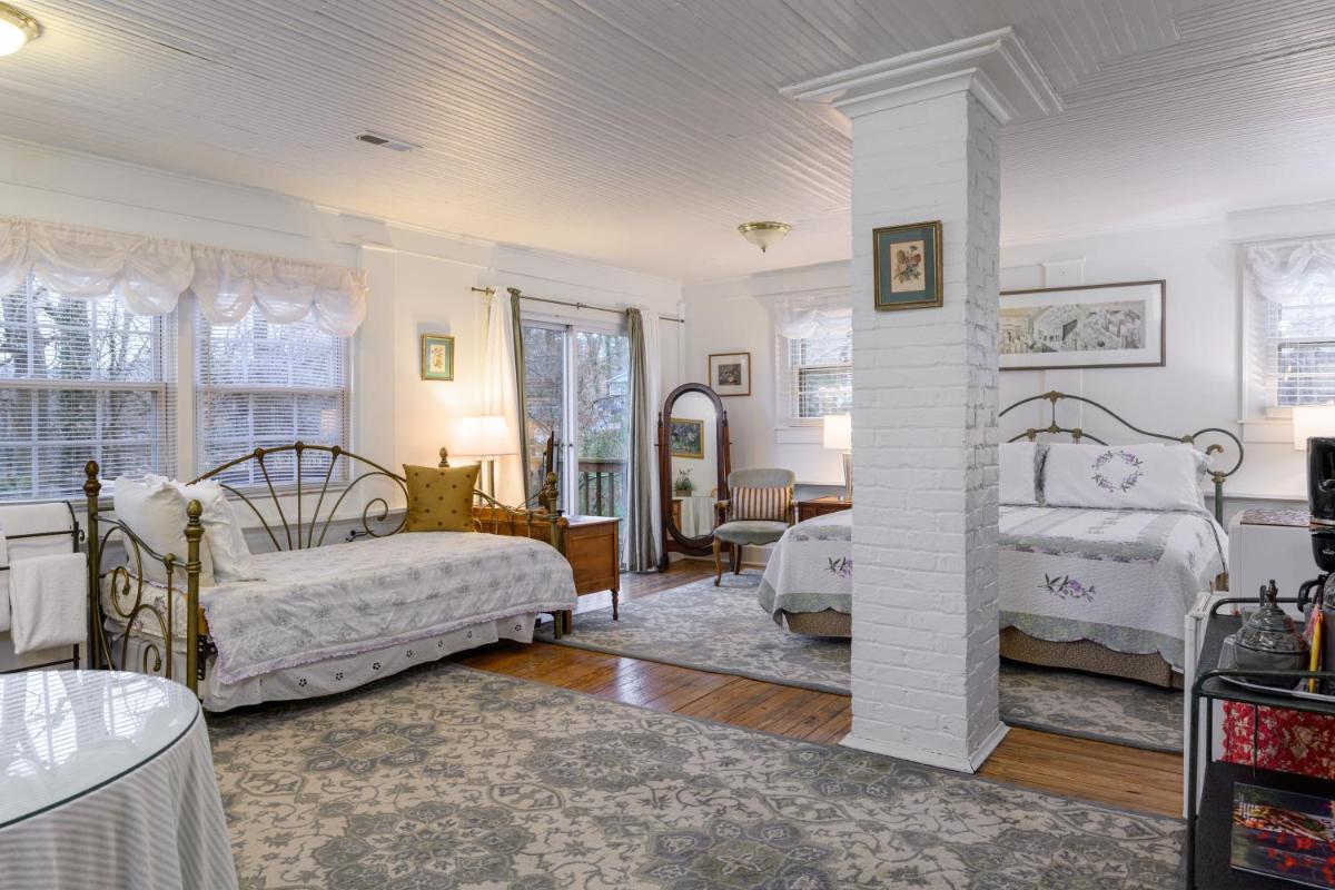 Oakland Cottage Bed and Breakfast - Housity