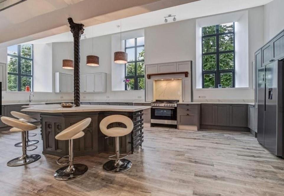 East Church House, Unique 9 bedroom Church, Historic Market Town. - Housity