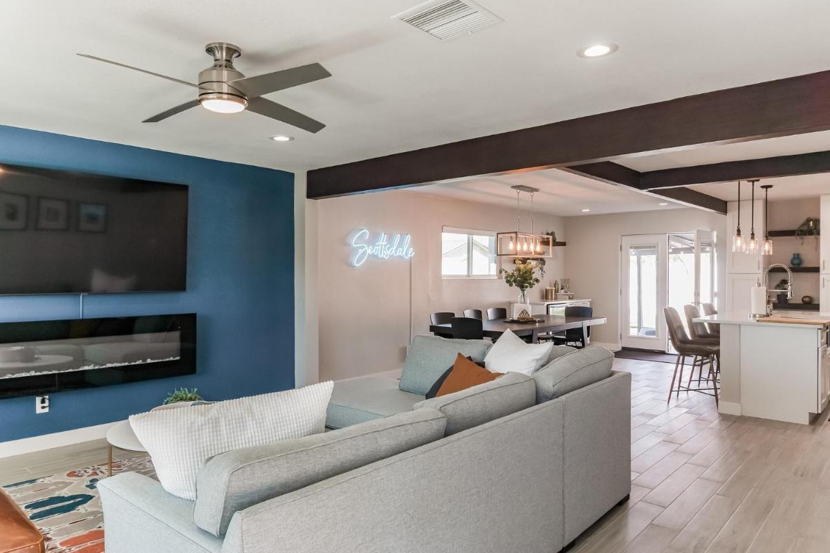 Fairmount House - Modern & Sophisticated Home With Large Backyard! - Housity