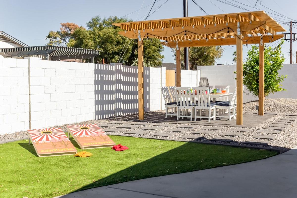 Fairmount House - Modern & Sophisticated Home With Large Backyard! - Housity