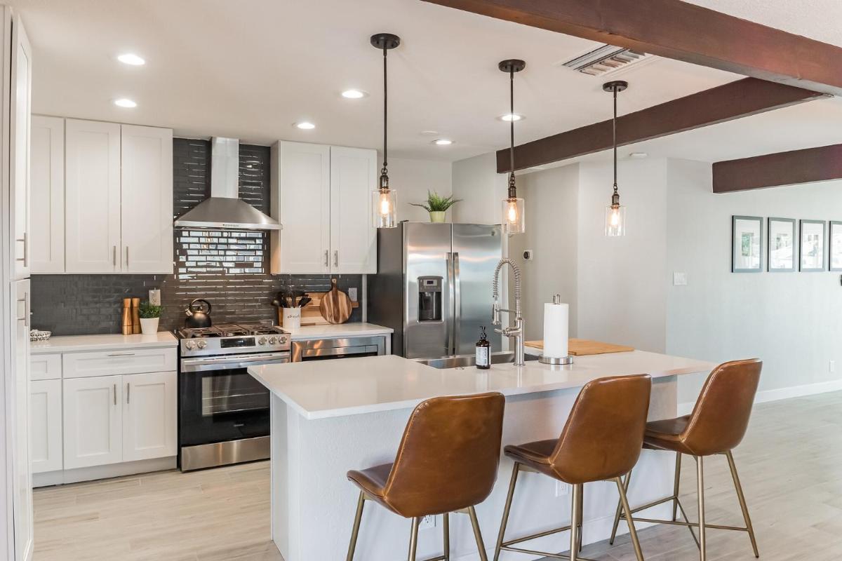 Fairmount House - Modern & Sophisticated Home With Large Backyard! - Housity