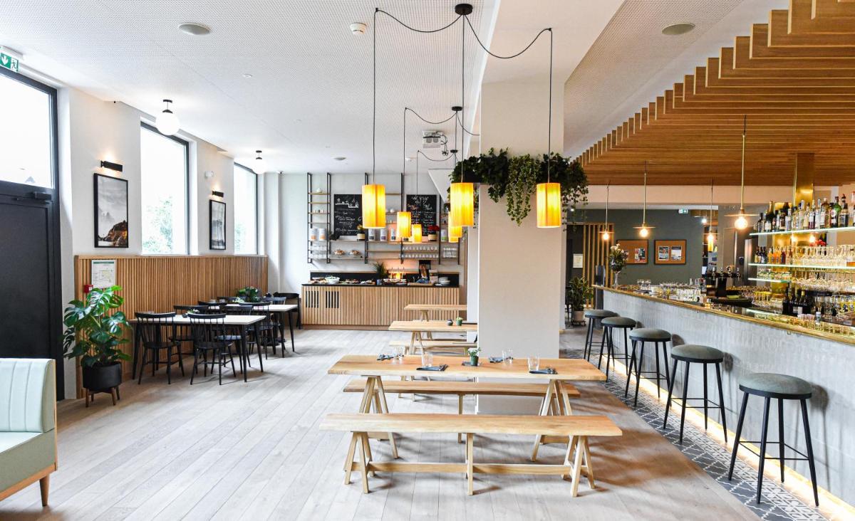 Restaurant ou autre lieu de restauration dans l'établissement Plan B Hotel - Living Chamonix