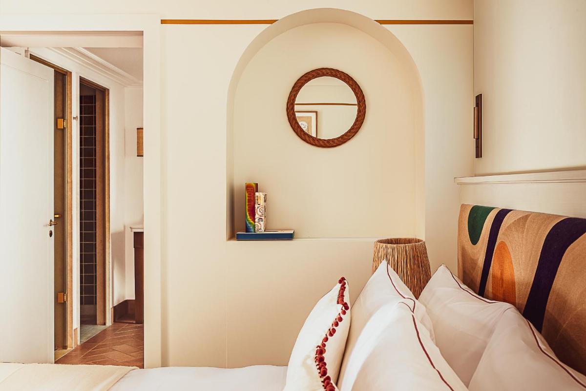 Un ou plusieurs lits dans un hébergement de l'établissement Hotel Lou Pinet Un ou plusieurs lits dans un hébergement de l'établissement Hotel Lou Pinet