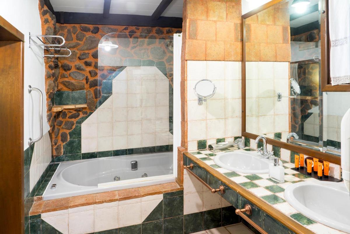 Un baño de Hotel Spa La Casa del Rector Almagro