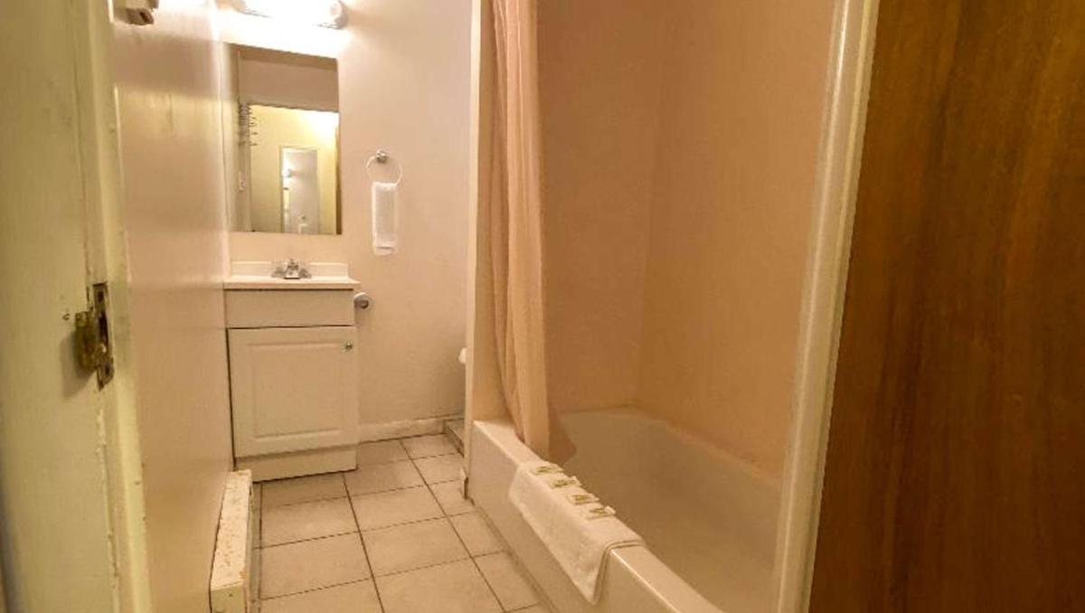 Country Place Inn and Suites White Haven - Housity