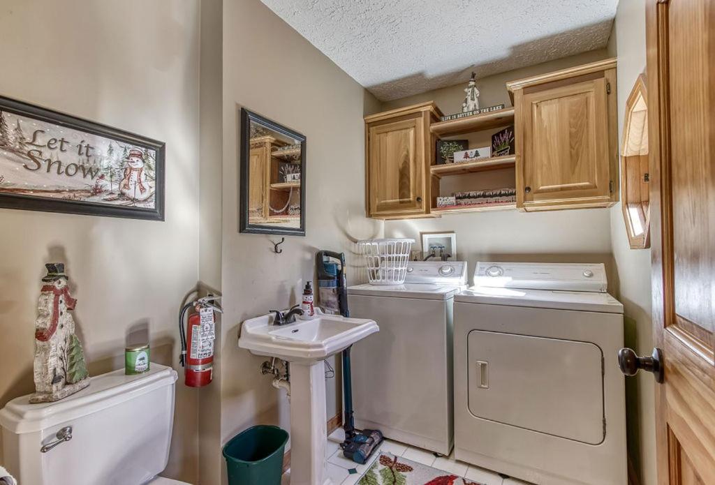 A Santas Lakehouse - Housity