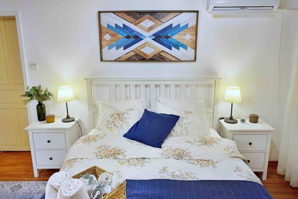 The Secret Lodge- NEW with private GARAGE, entire house - Housity