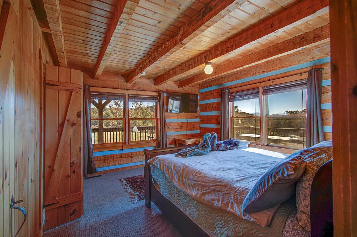 Stunning Cabin: 7 Acres, 360 Views, 20min to Park! - Housity