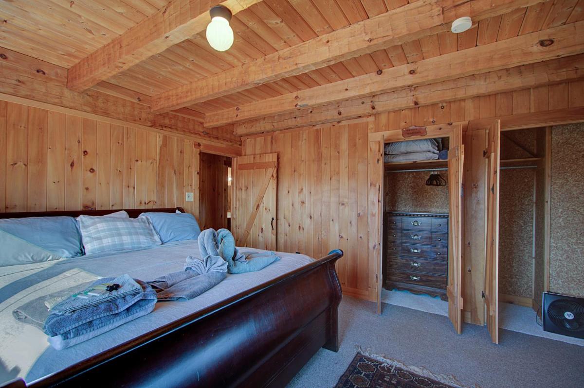 Stunning Cabin: 7 Acres, 360 Views, 20min to Park! - Housity