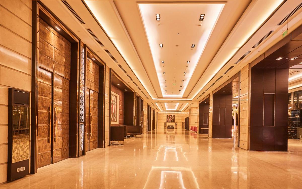 an empty hallway in a building with a ceiling at Crowne Plaza New Delhi Rohini by IHG in New Delhi an empty hallway in a building with a ceiling at Crowne Plaza New Delhi Rohini by IHG in New Delhi