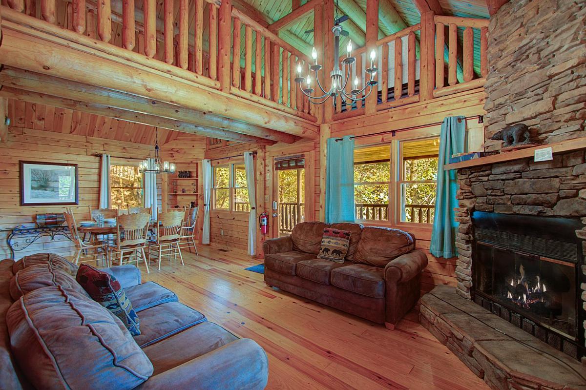 Rustic 4/2 Log Cabin with Lovely Views! Sleeps 8! - Housity