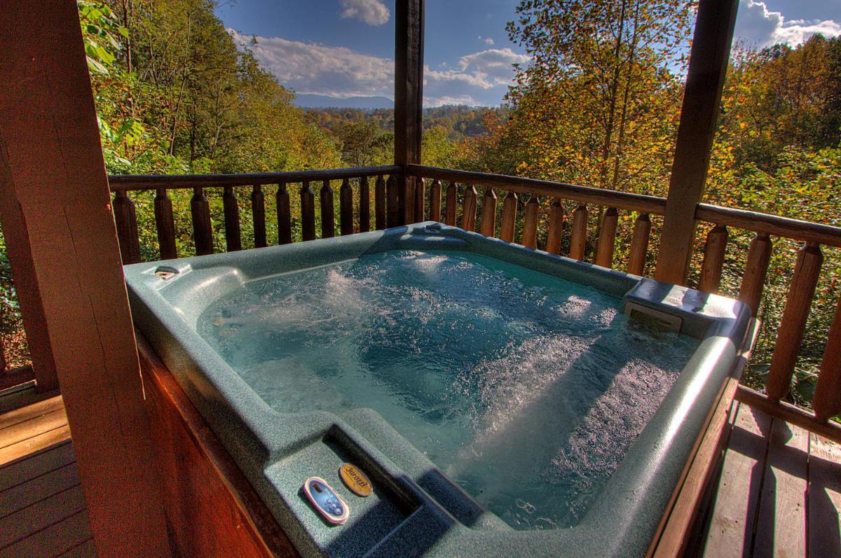 Rustic 4/2 Log Cabin with Lovely Views! Sleeps 8! - Housity