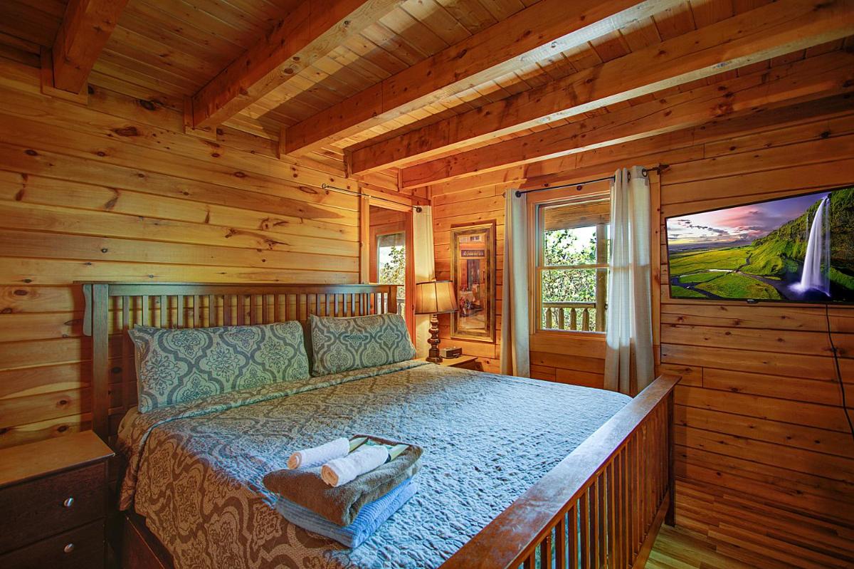Rustic 4/2 Log Cabin with Lovely Views! Sleeps 8! - Housity