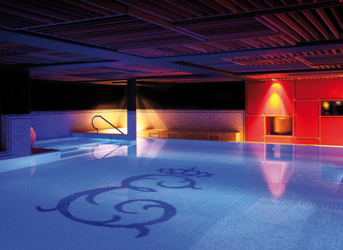 Der Swimmingpool an oder in der Nähe von Hotel Erbprinz - Gourmet & Spa